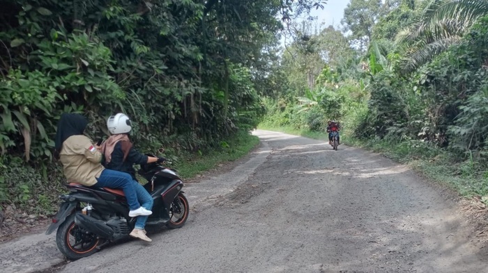 Ruas Jalan Buay Runjung Puluhan KM Rusak