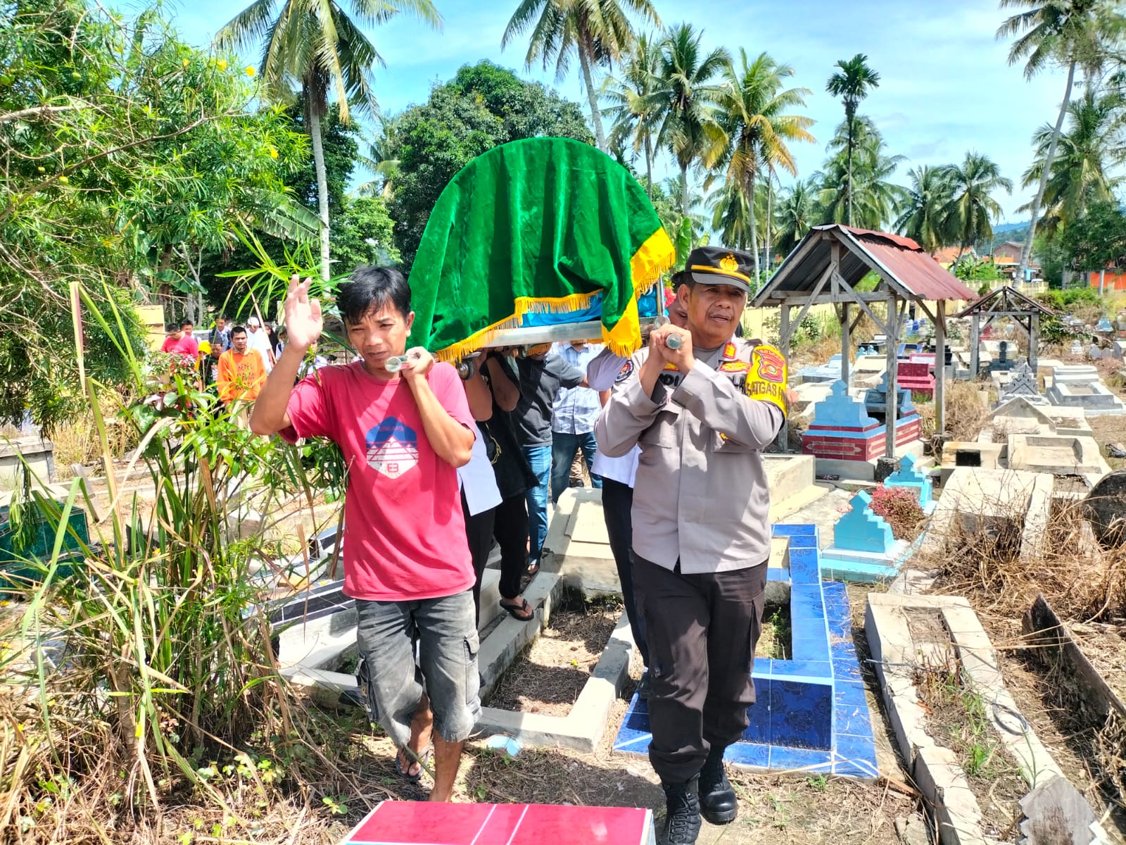 Polres Oku Selatan Melayat ke Rumah Duka Almh Marini binti Matolani, Ibunda Ustad Candra Irawan Spdi