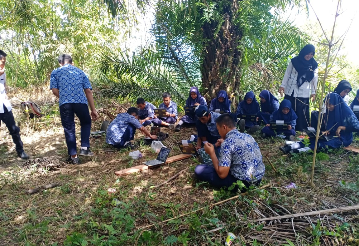 Kesulitan Sinyal, Siswa Terpaksa Ngungsi Gladi ANBK ke Kebun