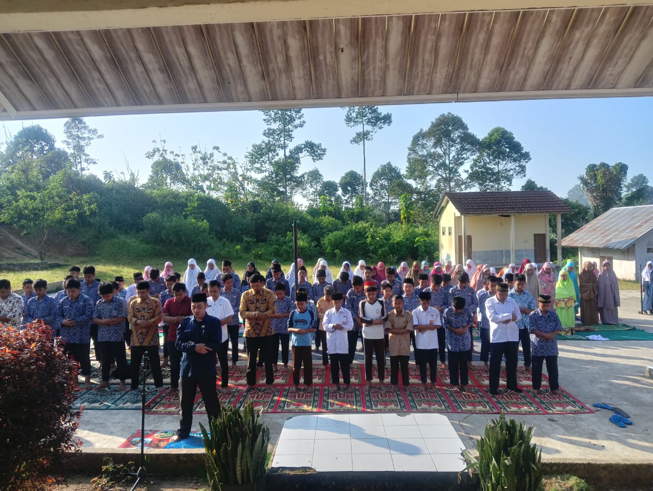 Didik Religius, SMPN-03 Muaradua Kisam Ajak Murid Salat Dhuha Sebelum Belajar