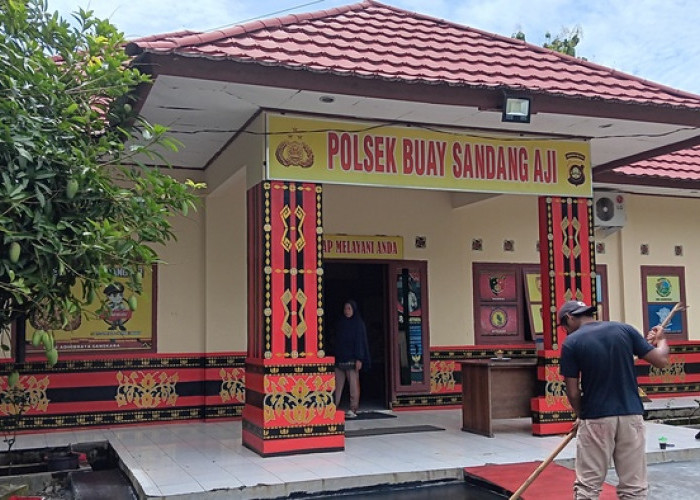 Transformasi Suasana, Kepolisian Sektor Buay Sandang Aji Hiasi Kantor dengan Motif Kawan Kanduk