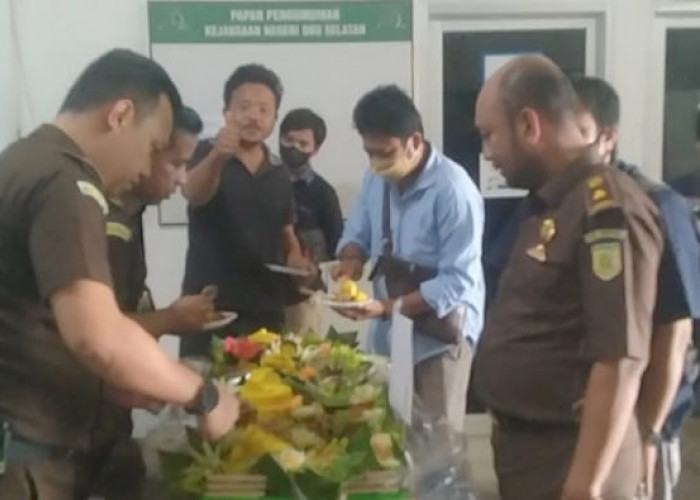 Kejari OKU Selatan Potong Tumpeng Bersama Wartawan