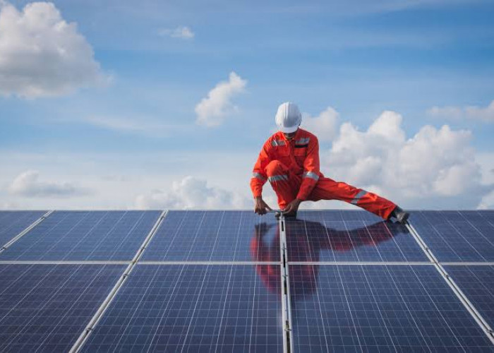 Pemerintah Perkuat Transisi Energi, PLTS Atap Diperluas di Berbagai Daerah