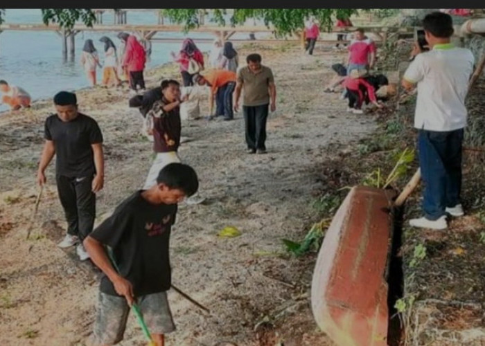 Kolaborasi Pemkec dan Siswa SMA Jaga Kebersihan Ikon Wisata OKU Selatan