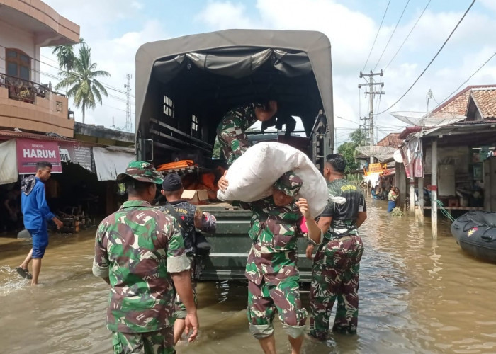 Dandim 0406/Lubuk Linggau Distribusikan Bantuan Logistik untuk Korban Banjir Terbesar dalam 40 Tahun di Murata