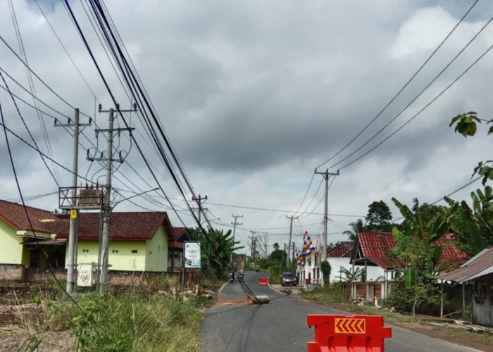 Setelah Viral di Medsos, Kabel Listrik Melintang di Jalan Baru Diperbaiki
