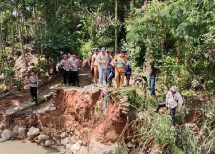Polres OKU Selatan Tinjau Jembatan Putus Akibat Banjir di Desa Bunut