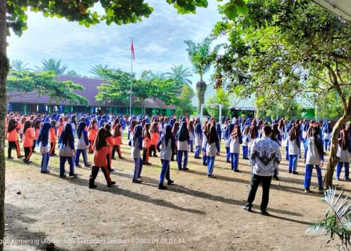 SMPN 01 Simpang Gelar Senam Bersama Siswa