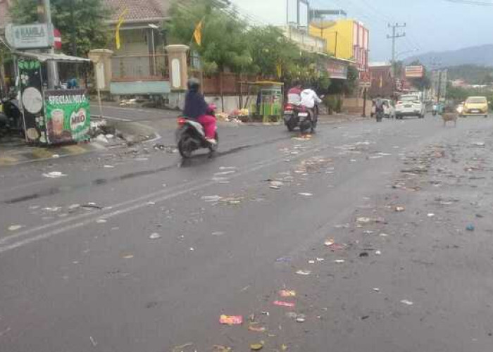 Sampah Penuhi Badan Jalan Protokol Kota Muaradua