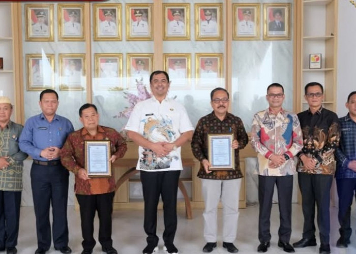 Bupati OKU Selatan Serahkan Bantuan dan Piagam Penghargaan Purna Bakti kepada PNS yang Memasuki BUP