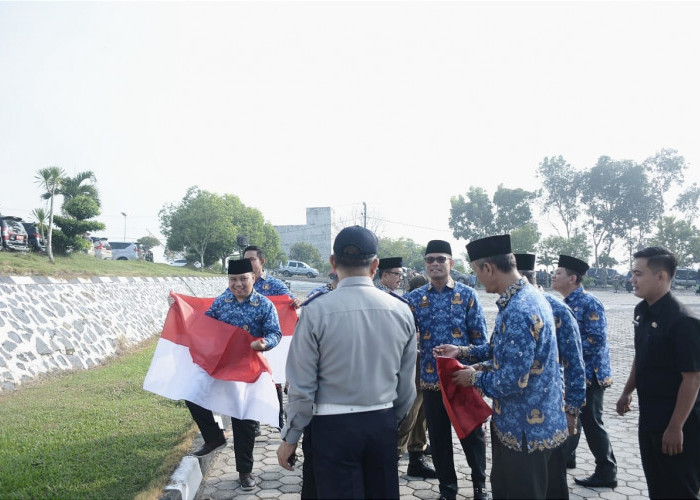 Sambut HUT RI ke-79, Pemkab OKU Selatan Bagikan 3000 Bendera Merah Putih