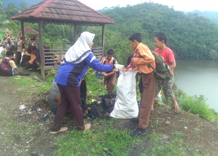 Siswa Pramuka SMPN-01 Sindang Danau Bersihkan Desa