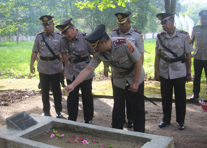 Kapolres AKBP Listiyono Dwi Nugroho Pimpin Ziarah Peringati HUT Bhayangkara ke-78 di Taman Makam Pahlawan