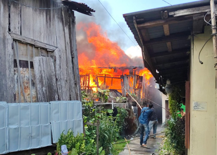 Kelurahan 8 Ulu Palembang Menyala, 3 Rumah Semi Permanen Ludes Terbakar