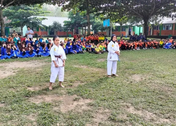 Kepsek SMPN 01 Simpang Ajak Siswa Ikut Ekskul Karate