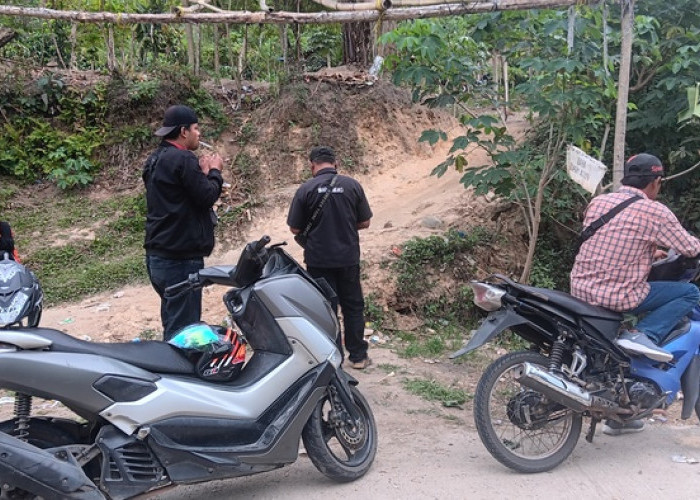 Warga Desa Gunung Batu Harus Menempuh Jarak 3 KM Demi Mendapatkan Sinyal Telekomunikasi