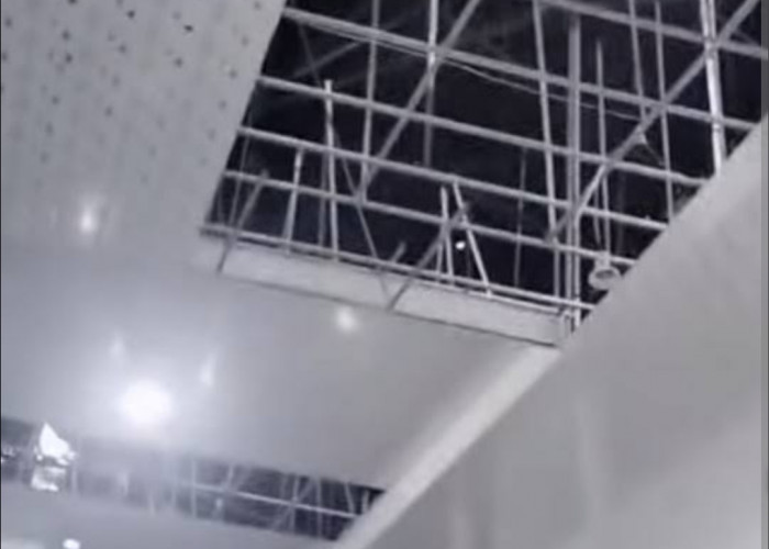 NYARIS TIMPA ANAK POCIL: Plafon Gedung Serbaguna Muaradua Ambruk, Warga Desak Perbaikan Cepat