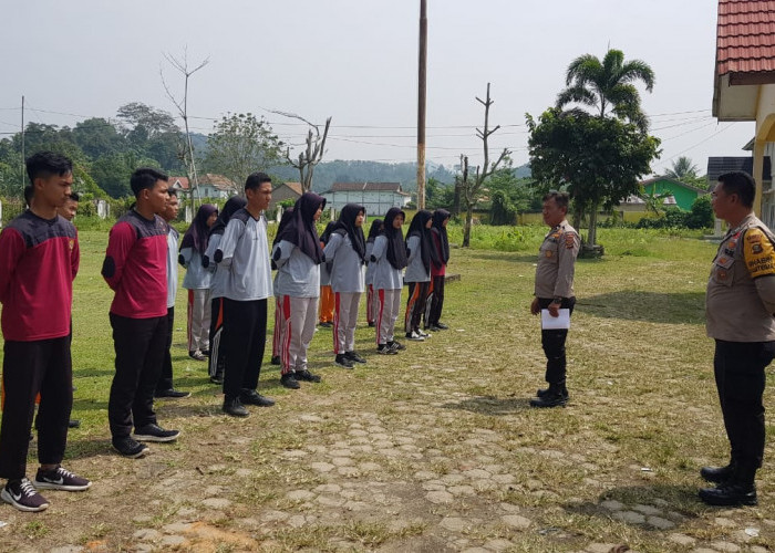 Polsek Simpang Mantabkan Pelatihan Pasukan Pengibar Bendera