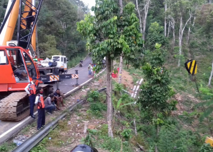 Crane Yang Jatuh ke Jurang Mulai Dievakuasi