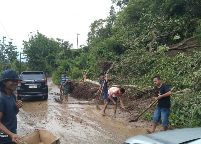 Warga Desa Villa, OKU Selatan Swadaya Bersihkan Material Longsor 