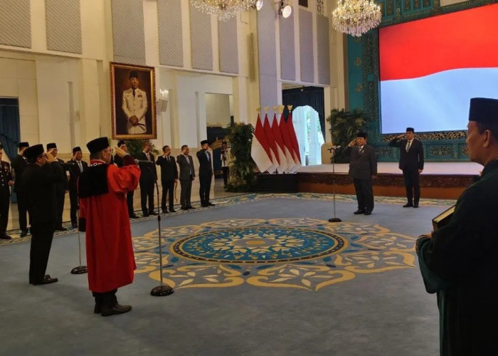 Prabowo saksikan pengucapan sumpah Adies Kadir jadi Hakim MK
