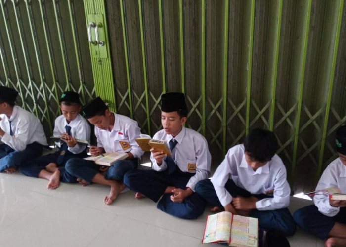 SMP Unggulan Buay Pemaca Mengajak Siswa untuk Tadarus Bersama