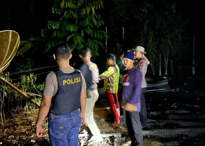 Waspada nih ! Gegara Di Sambar Petir Satu Rumah Muratara Sumsel Luluh Lantah