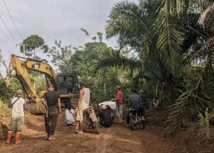 Turunkan Alat Berat Warga Desa Padang Lay Swadaya Perbaiki Jalan