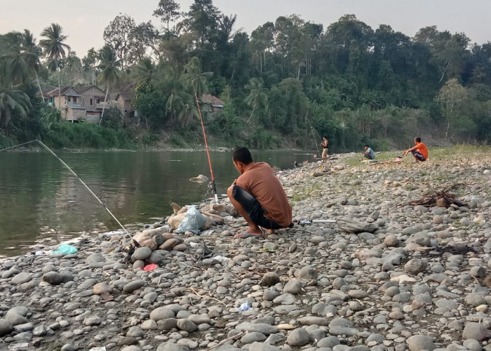 Sedang Ramai, Warga OKU Selatan Habiskan Waktunya Di Sore Hari Untuk Mancing Ikan