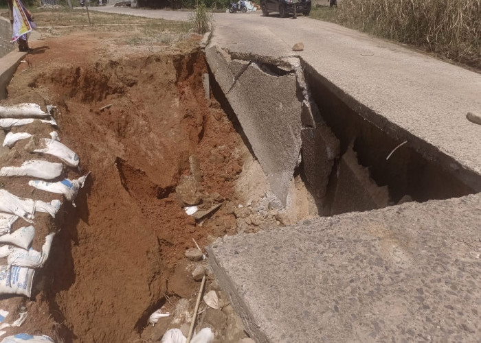 Jalan Longsor di Desa Sinar Marga, Kecamatan Mekakau Ilir