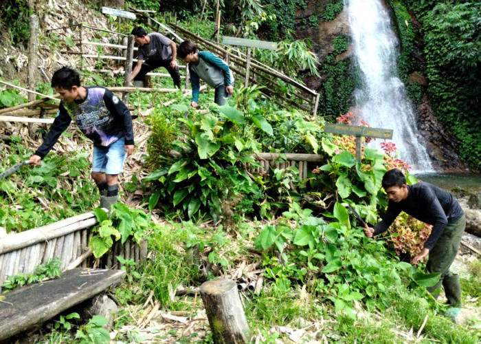 Gotong Royong Bersihkan Area Destinasi Wisata Air Terjun Beteri