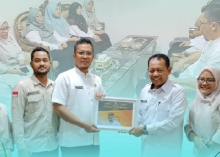 Dinilai Aktif dan Inovatif, Kakan Kemenag OKU Selatan Berikan Penghargaan kepada Tim Humas