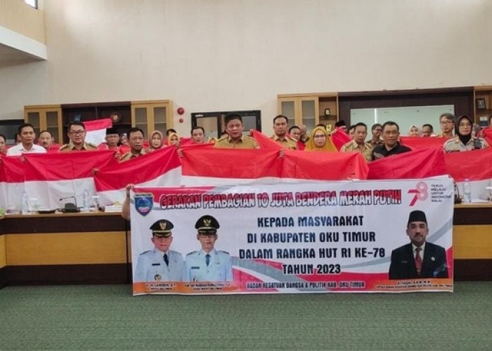 Pemkab OKU Timur Bagikan 10 Ribu Bendera