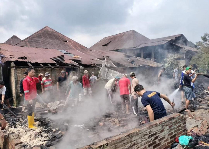  Diduga Arus Pendek, Bedeng Dua Pintu Hangus Terbakar