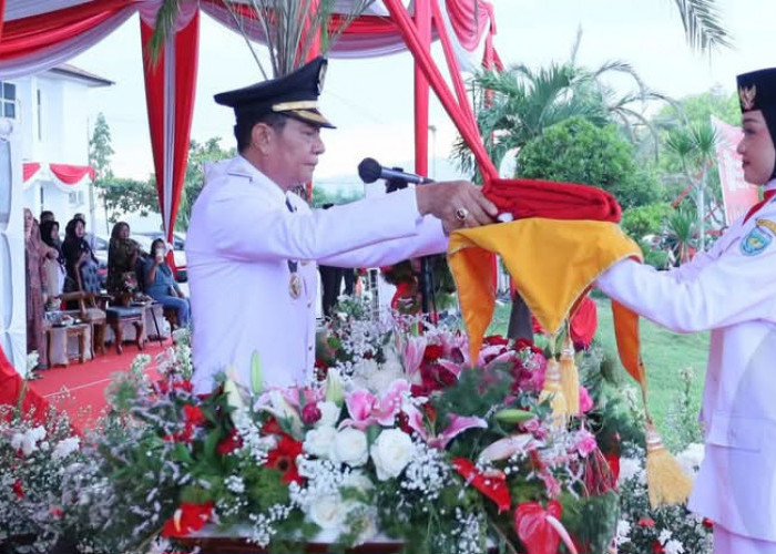 Wakil Bupati OKU Selatan Pimpin Upacara Penurunan Bendera HUT ke-80 RI