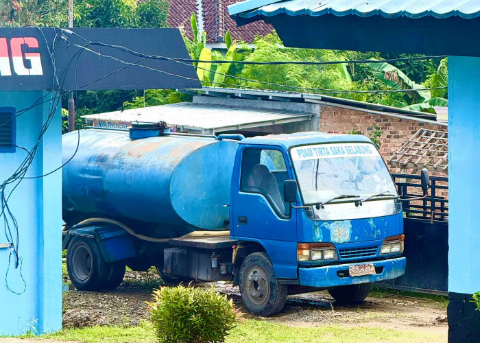Distribusi Air Bersih Terganggu, Warga Simpang Pendagan hingga Kisau Dilayani Mobil Tangki