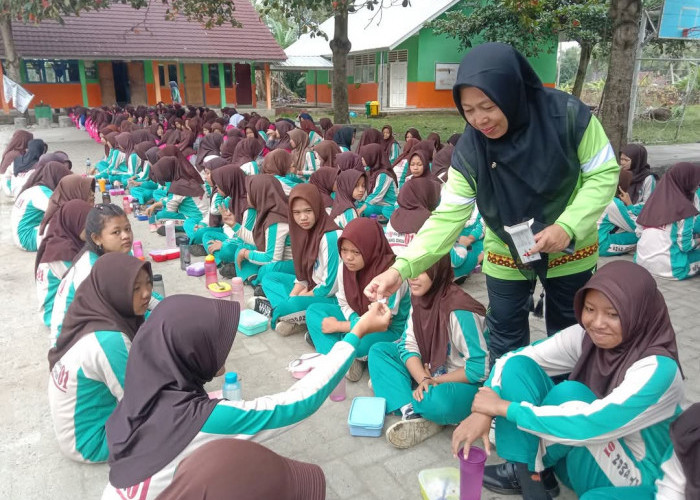 UPT SMPN 1 Simpang Gelar Aksi Sehat Bergizi, Ajak Siswa Sarapan Bersama dan Bagikan Tablet Tambah Darah