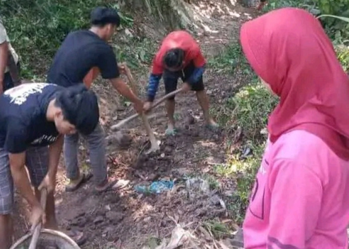 Karang Taruna Kota Agung Bersihkan Jalan Menuju Pemandian