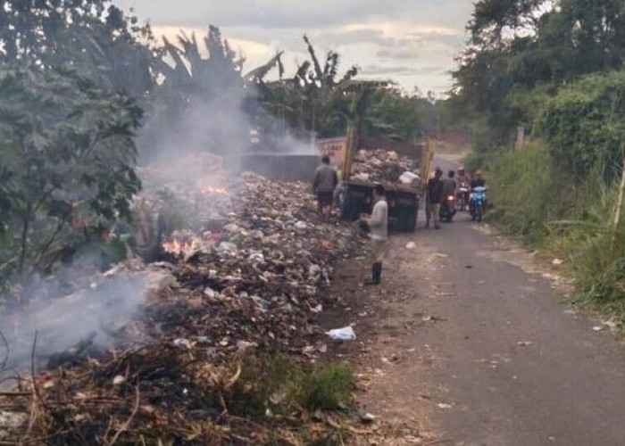 Petugas Gerak Cepat Bersihkan Sampah Liar di Gerbang Desa Pendagan