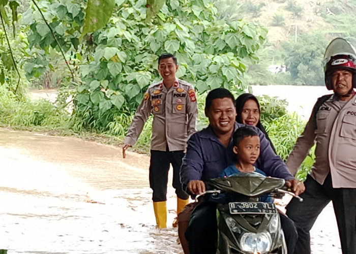 Kapolsek BSA Dan Kapolsek Kisam Tinggi Bantu Warga Yang Terdampak Banjir 