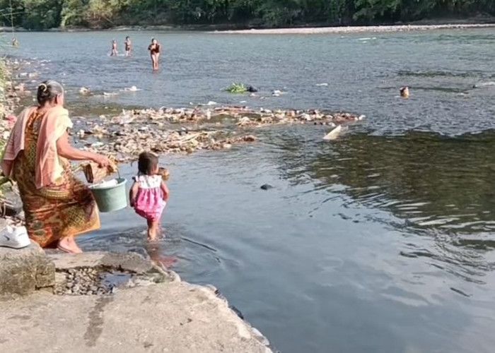 Sumur Kering, Warga OKU Selatan Pilih Mandi di Sungai Selabung