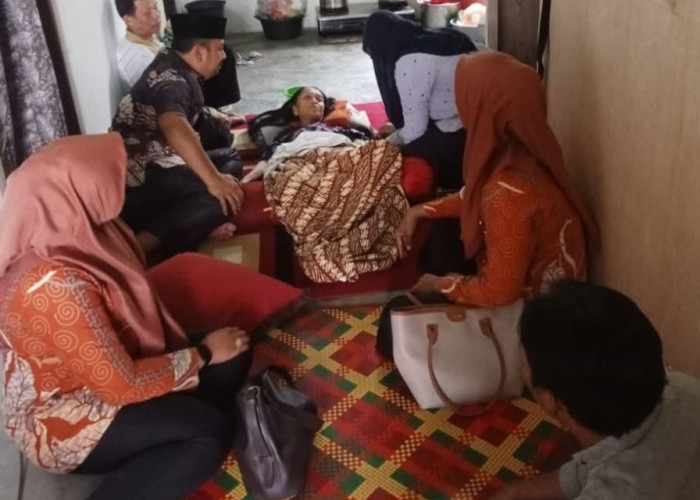 Lurah Pasar Jenguk Warga Sakit, Pastikan Pelayanan Kesehatan Berjalan