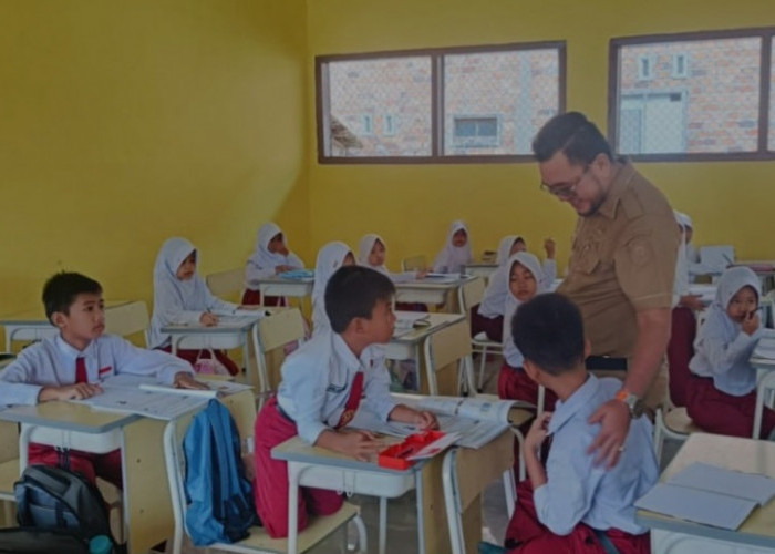 Kepala Dinas Pendidikan OKU Selatan Pantau Proses Belajar Mengajar di SD Rantau Panjang