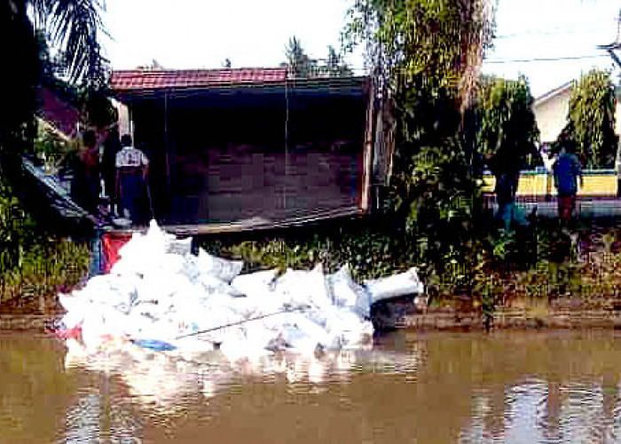 Wow! Beras Bulog hanyut, Mobil Hantam Pohon Sawit