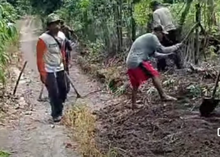 Warga Desa Gotong Royong Perbaiki Jalan Rusak di OKU Selatan
