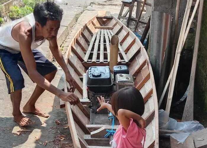 Memanfaatkan Perahu Mesin untuk Memperlancar Transportasi ke Kebun Pisang