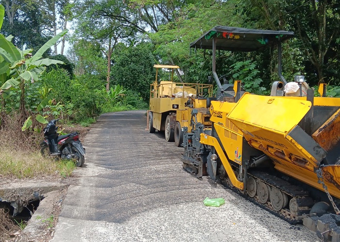 Pengaspalan Jalan Way Gugur di Muaradua Kabupaten OKU Selatan Dikerjakan Tanpa Pengetahuan Sumber Dana