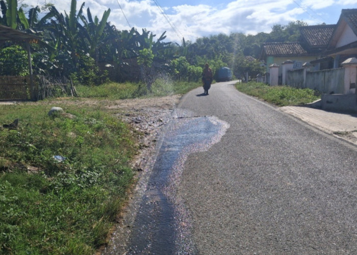 Saluran PDAM di Kampung Sawah Pecah, Air Genangi Jalan