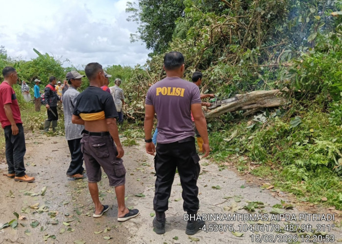 Warga Lingkungan 7 Pasar Lama Gotong Royong Bersihkan Jalan dan Benahi Pos Kamling