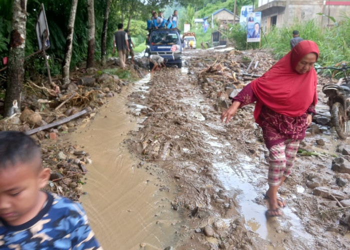Darurat Longsor di Kabupaten Empat Lawang, Akses Jalan Tebing Tinggi - Talang Padang Terputus